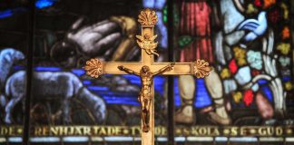 Mielipide: Papit ovat pitäneet aikuisia pyhäkoululaisina, ja se on johtanut fundamentalismiin