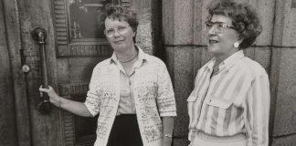 Mysteerikuva: Ketkä kaksi naista? – Katso myös ratkaisu hattupäisen miehen arvoitukseen