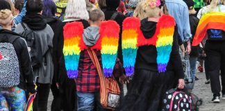 Kaksi vuotta uutta avioliittolakia – ainakin 61 pappia on vihkinyt tai siunannut sateenkaaripareja