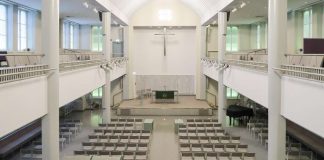 Säästötoimet yltävät kirkkosaliin asti: Sleyn toimisto muuttaa Luther-kirkon lehtereille