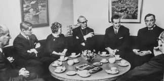 Mysteerikuva: Keitä ovat pyöreän pöydän kahvittelijat? – Lue myös arveluja edellisestä kuvasta