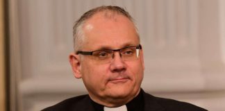 Piispanvaalissa jatkava Bo-Göran Åstrand kilpakumppanistaan: Suhtautumisessa avioliittoon on eroa