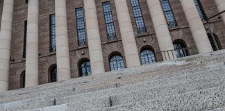 Eduskuntavaaleissa ehdolla olevien pappien määrä romahti – katso nimet