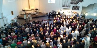 Lahdessa kokeiltiin Iskelmä-Tuomasmessua – ihmisiä tuli niin paljon, että heitä istui ikkunalaudoillakin