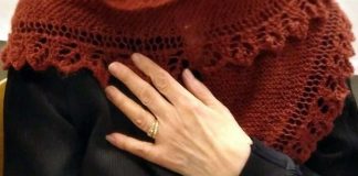 Pappi kietoi lohtuhuivin lesken hartioille – syntyi ilmiö, ja nyt huiveja neulotaan ympäri Suomea