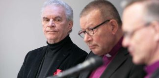 Arkkipiispa myönsi kirkolliset kunniamerkit emerituspiispa Eero Huoviselle ja taiteilija Hannu Konolalle