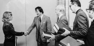 Mysteerikuva: Mitä luovutetaan ja kenelle? – Katso myös edellisen kuvan ratkaisu