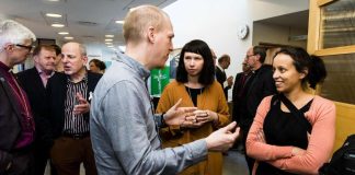 Kirkolliskokous on kuin leirikoulu, jossa päättäjät viettävät saman katon alla päivät ja yöt