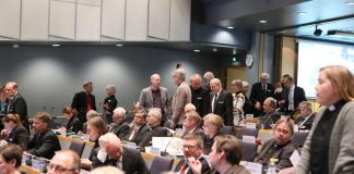 ”Keskushallinnon väkivaltaista vallankäyttöä” – Kirkolliskokous hyväksyi uudet hiippakuntarajat