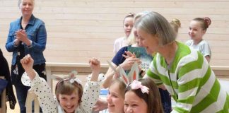 Pikkupuput Tuusulasta voittivat koululaisten Virsivisan – finaalissa virsiä piti tunnistaa emojien perusteella