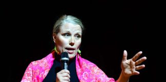 Papin pojan helvetti – Stand up -ilta Kirkkopäivillä nauratti yleisöä