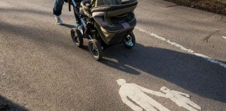 Kolumni: Kummiuden teologia on käytännöllistä, totesin puolivuotiaan kanssa merenrannassa