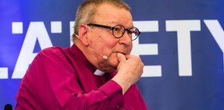 Eero Huovinen saarnaa ELYn kesäjuhlilla – näin emerituspiispa kertoo suhteestaan jakautuneeseen evankeliseen liikkeeseen