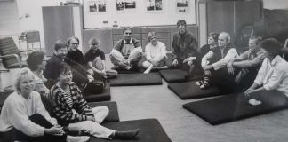 Mysteerikuva: Ketkä istuvat piirissä lattialla? – Katso myös edellisen kuvan ratkaisu