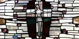 Yleistynyt paperittomuus muutti tarpeita – seurakunnille uudet ohjeet kirkkoturvan tarjoamisesta