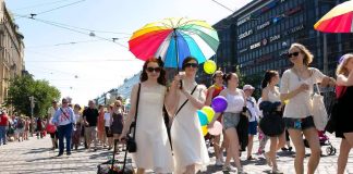 Kommentti: Oikeuden päätös osoitti entistä vakavammin, että kirkko kompastui sateenkaariparien vihkimiseen