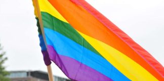 Sisäministeri Maria Ohisalo nosti sateenkaarilipun salkoon Diakin kampuksella Pride-viikon kunniaksi