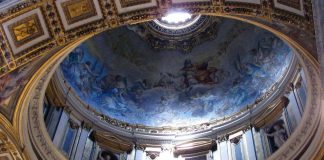 Pappi saarnasi anteeksiantoa pedofiilipapeille Saksassa – seurakuntalaiset kävelivät ulos