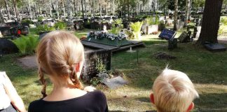 ”Lapset mukaan hautajaisiin, kirkossa saa imettää!” – Lapsella on oikeus hyvästellä rakas ihminen