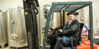 HS: Valamon munkki siunasi viskin tislauslaitteet Ilomantsissa – ”Emme näe viskiä paheellisena”