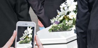 Hautajaisvieraaksi voi tulla myös videoyhteyden välityksellä – ”Suora skype-yhteys toimi hyvin”