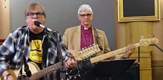 Mikko Alatalo tarttui kitaraan ja piispa Matti Repo bassoon – SuomiAreenan iltahetkessä soi Swing Low, Sweet Chariot