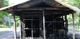 Hyvinkäällä paloi vanhan kirkon ikkunanpieli ja varastorakennus – tilaisuudet onnistuvat kirkossa sovitun mukaisesti