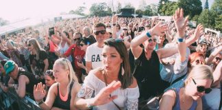 Kirkko jakaa makuvettä Turun DBTL:ssä ja pyhää vettä Qstockissa Oulussa – tarjolla myös ”hätäkaste”