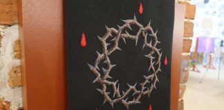 Helsingin tuomiokirkon kryptassa on näytteillä Helena Vaarin kirkkotekstiilejä kymmenestä kirkosta