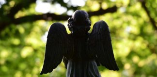 Pääkirjoitus: Uskon sanoitukset jäävät vajaiksi niin viranomaisille kuin muille portinvartijoille