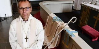 ”Tunnen itseni vapaaksi ja helpottuneeksi” – Björn Vikström jätti Porvoon tuomiokirkossa jäähyväiset piispan viralle