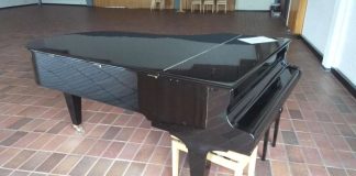 Kiihtelysvaaran kirkon palon vuosipäivänä rauniokirkossa soi lahjoituksena saatu flyygeli