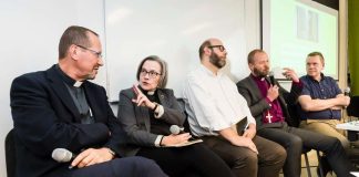 Piispa Laajasalo paneelissa: Siinä menee joku raja, jos kaikkien pappien toimittamaa sakramenttia ei pidetä pätevänä