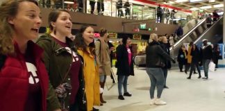 Gospelkuoro lauloi metroasemalla – Katso Kirkkomusiikin päivän flash mob