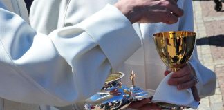 Mielipide: Miksi ehtoolliselle pitää polvistua? – Sen voisi viettää myös seisten