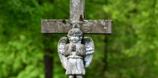 Kolumni: Enkeleistä puhuessaan pappi alkaa miettiä tulkintaongelmia