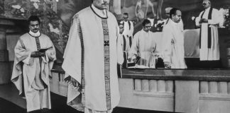 Mysteerikuva: Keitä pappeja alttarilla? – Katso myös edellisen kuvan ratkaisu