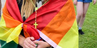 Väitöstutkijan ”vakavan leikillinen” ehdotus: Kirkko voisi siunata erilaisia ihmissuhteita, ei vain