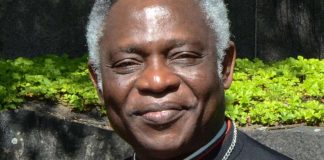 Kardinaali Peter Turkson: Naimisissa olevien miesten pappeus tarkempaan tutkintaan