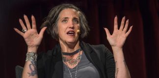 Amerikkalainen pappi Nadia Bolz-Weber moittii kirkkoja huonosta teologiasta, jolla halutaan hallita