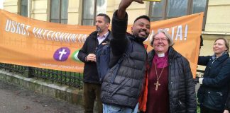 Juutalaiset, kristityt ja muslimit rauhankävelyllä Helsingissä – katso kuvat