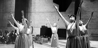 Mysteerikuva: Kuka uskaltaa tanssia kirkossa? – Katso myös edellisen kuvan ratkaisu