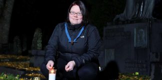 Pia Aalto järjestää pyhäinpäivän palvelua, jossa partiolaiset vievät kynttilöitä haudoille