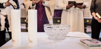 Kirkolliskokous päätti: Kastettavalle riittää yksi kirkkoon kuuluva kummi