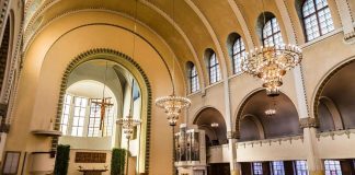 ”Kirkko on lasten ja nuorten oma tila” – Koululaiset viettävät yön kirkoissa eri puolilla maata