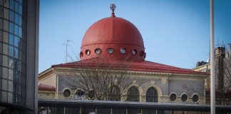 Ortodoksinuoret kukittavat Helsingin synagogan aidan myötätunnon osoituksena