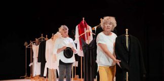 Teatteri-arvio: Valehtelijan peruukin alla puhutaan elämästä, kuolemasta ja suntion työstä