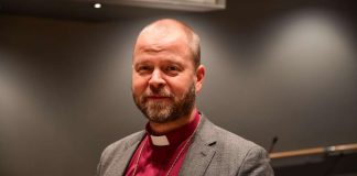 Teemu Laajasalo: Piispat eivät halua, että hiippakunnilla on sateenkaariparien vihkimisissä eri linjoja