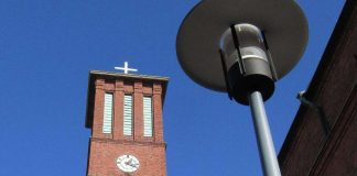 Seurakuntaneuvosto kielsi naisten pappeutta vastustavien järjestöjen esitteet Helsingin Paavalinkirkosta