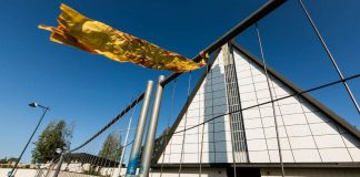 Purettavaksi aiottu Valkeakosken kirkko täyttää 50 vuotta – kirkon puolustajat juhlivat suljetun kirkon edustalla